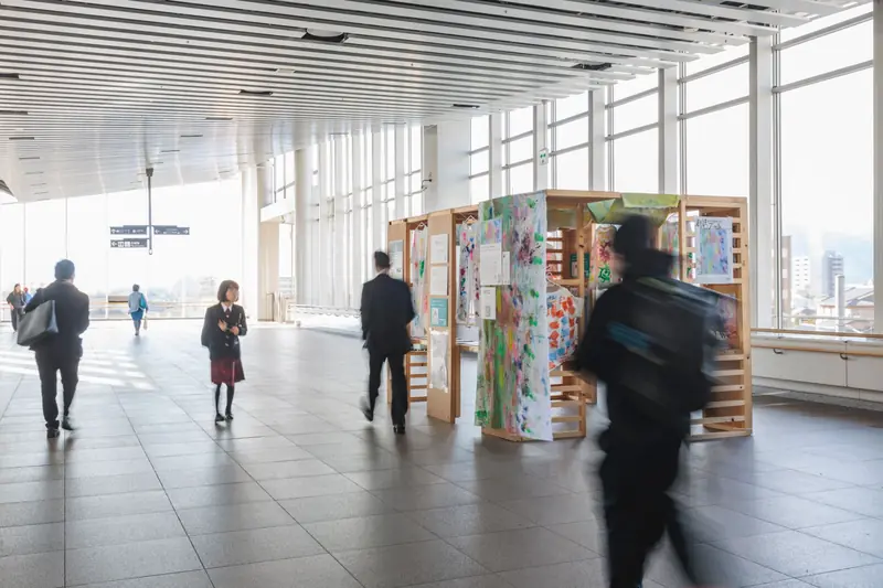 JR松本駅 自由通路の展示ブースと行き交う人々